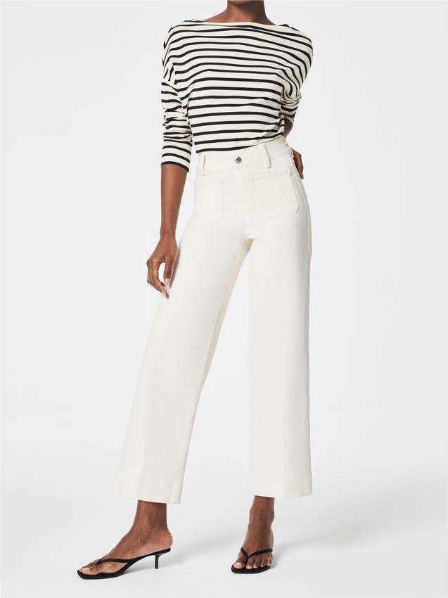 Bauchfrei gekrempelte Jeans mit weitem Bein