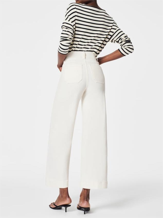 Bauchfrei gekrempelte Jeans mit weitem Bein