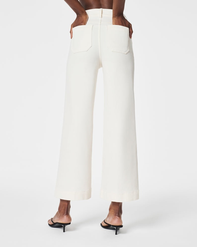 Bauchfrei gekrempelte Jeans mit weitem Bein
