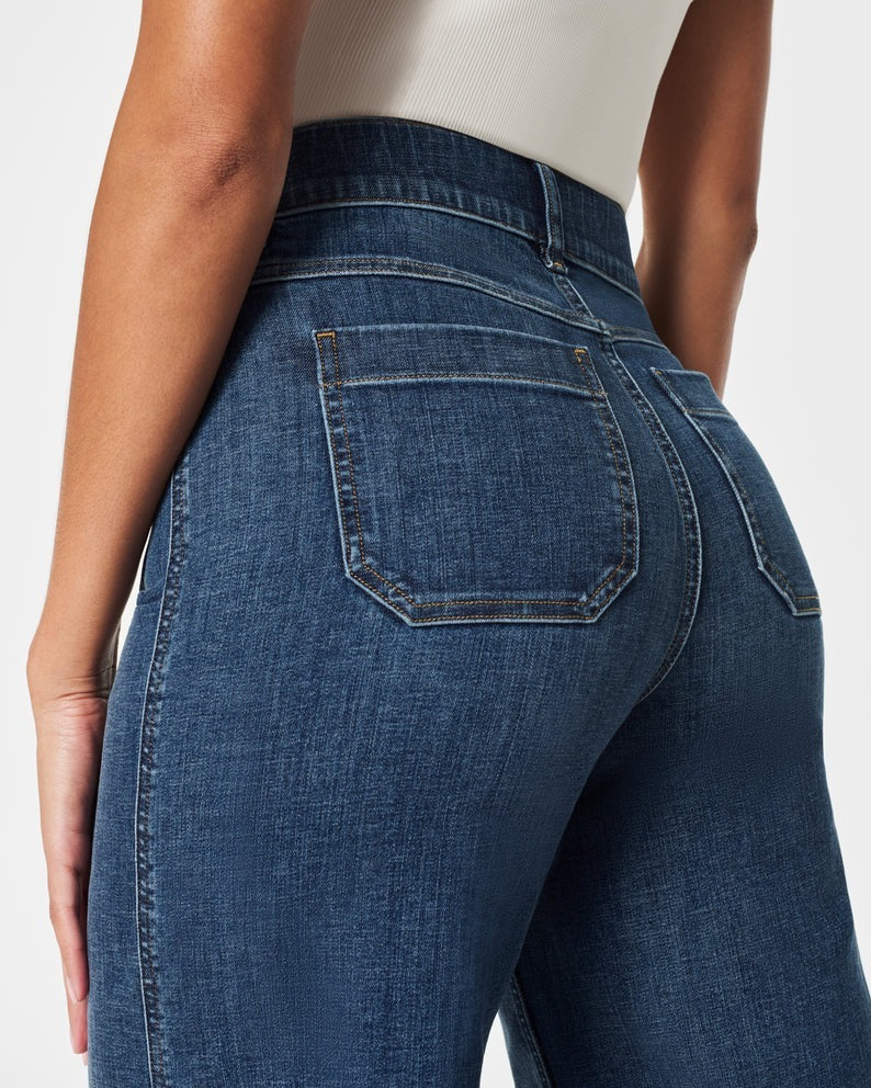 Bauchfrei gekrempelte Jeans mit weitem Bein
