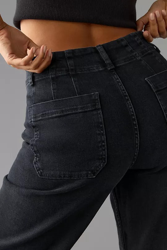Bauchfrei gekrempelte Jeans mit weitem Bein