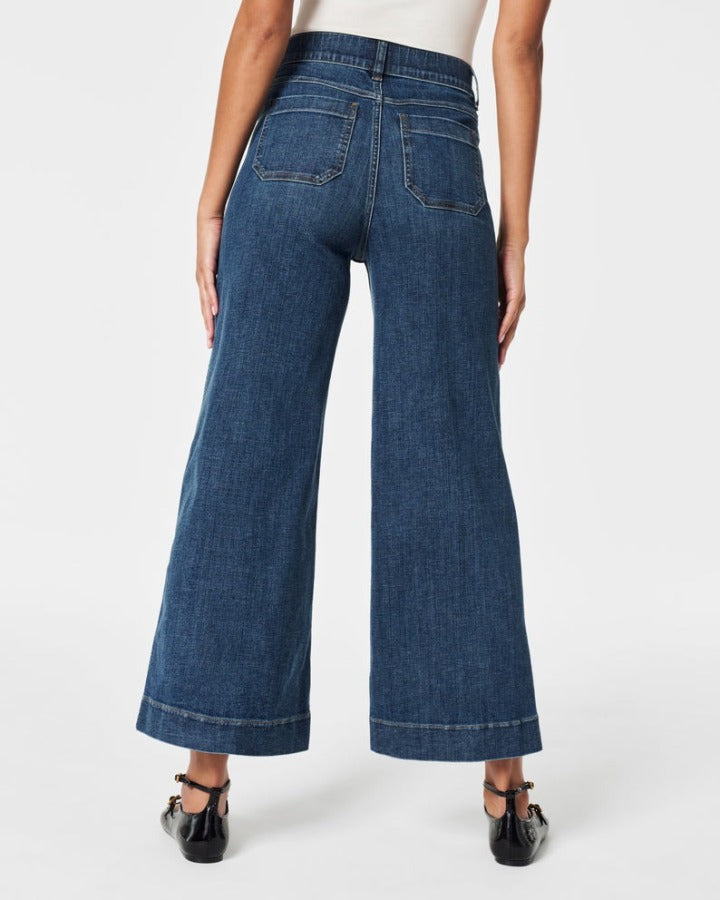 Bauchfrei gekrempelte Jeans mit weitem Bein