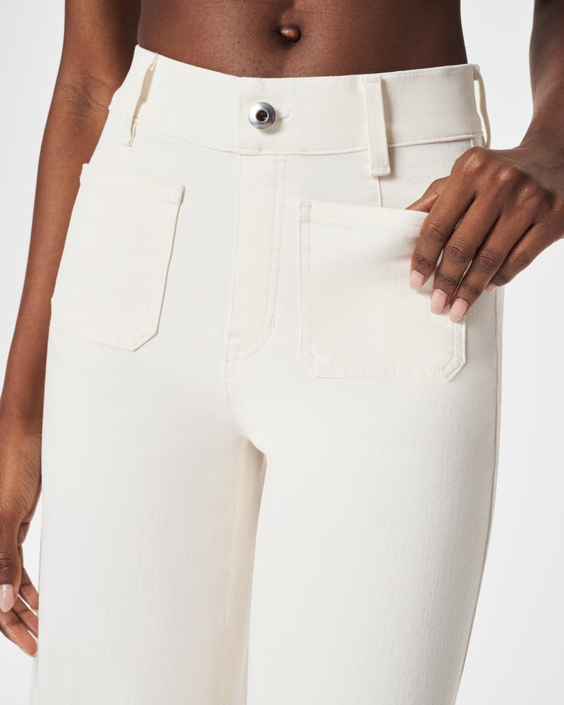 Bauchfrei gekrempelte Jeans mit weitem Bein