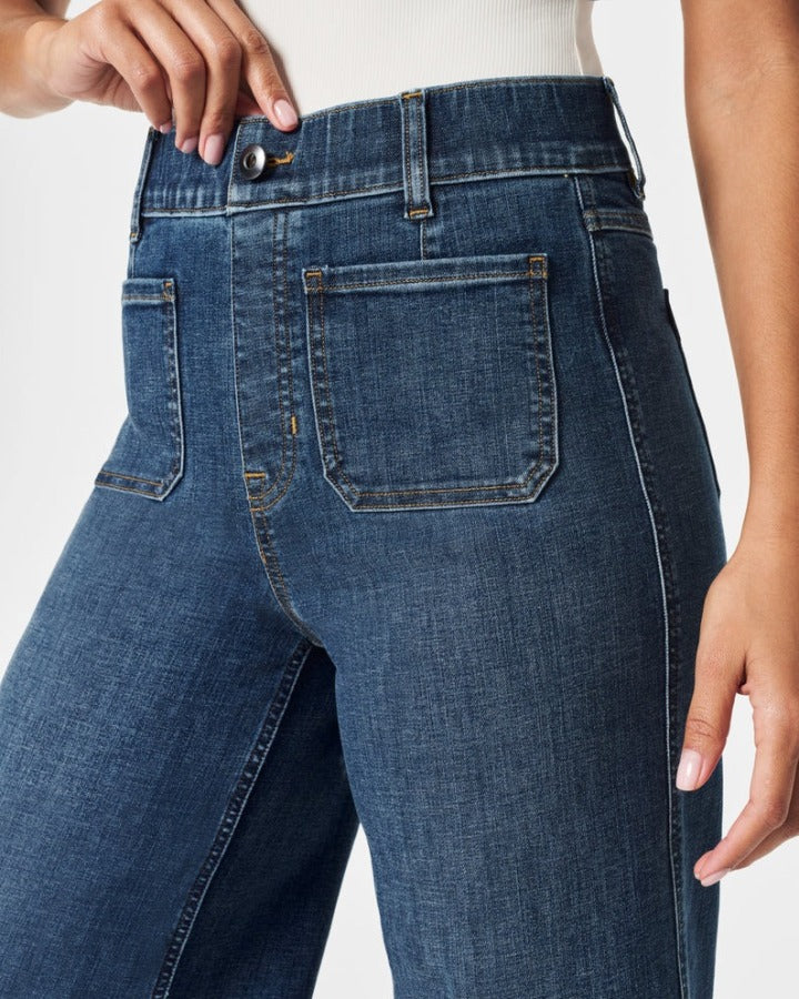 Bauchfrei gekrempelte Jeans mit weitem Bein