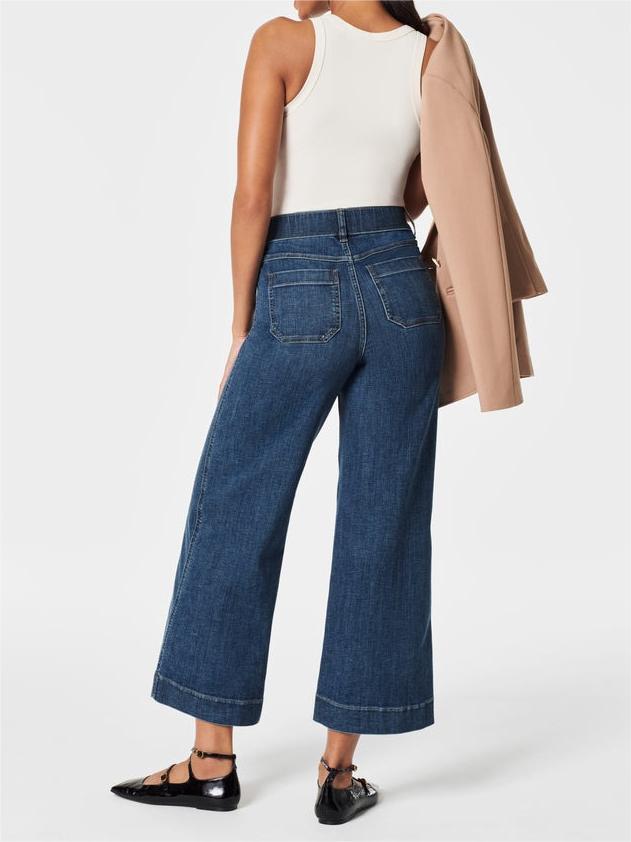 Bauchfrei gekrempelte Jeans mit weitem Bein