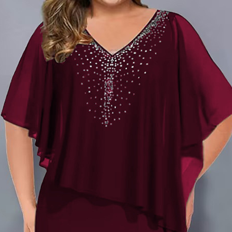 Cape-Kleid mit V-Ausschnitt, Strassverzierung und Chiffon-Overlay
