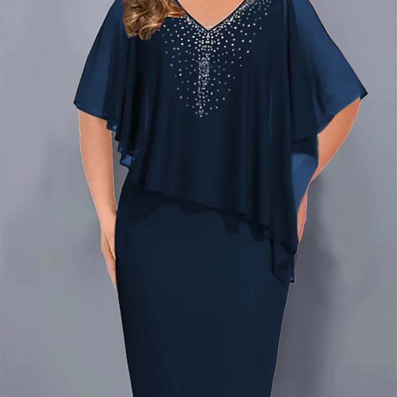 Cape-Kleid mit V-Ausschnitt, Strassverzierung und Chiffon-Overlay