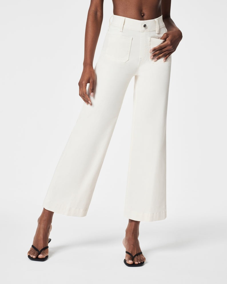 Bauchfrei gekrempelte Jeans mit weitem Bein