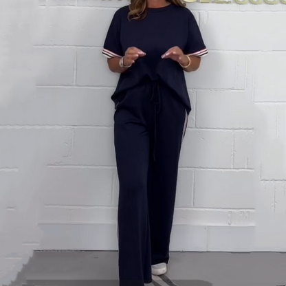 Kurzärmeliges T-Shirt mit Seitenstreifen und Jogginghose mit weitem Bein