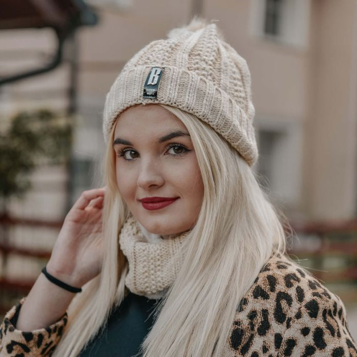 Set aus Damenmütze und Schal