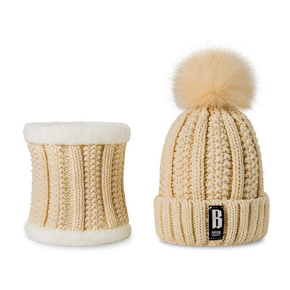 Set aus Damenmütze und Schal