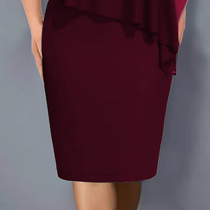Cape-Kleid mit V-Ausschnitt, Strassverzierung und Chiffon-Overlay